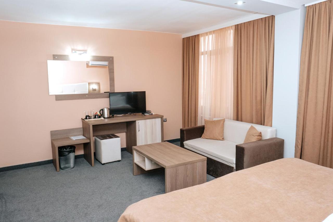 Hotel Tundzha - Renovated! Yambol Buitenkant foto