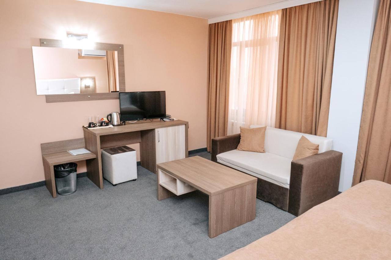 Hotel Tundzha - Renovated! Yambol Buitenkant foto